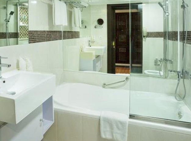 Bathroom Arabian Courtyard Hotel & Spa en Bur Dubai